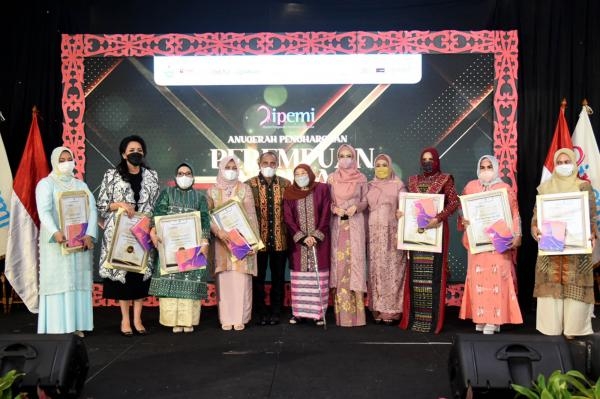 Nawal Raih Anugerah Penghargaan Perempuan Inspirasi Indonesia 2021